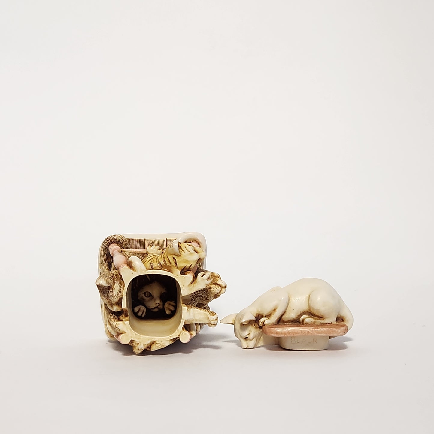 Harmony Kingdom - Peter Calvesbert - Tony's Tabbies Trinket Box 1997