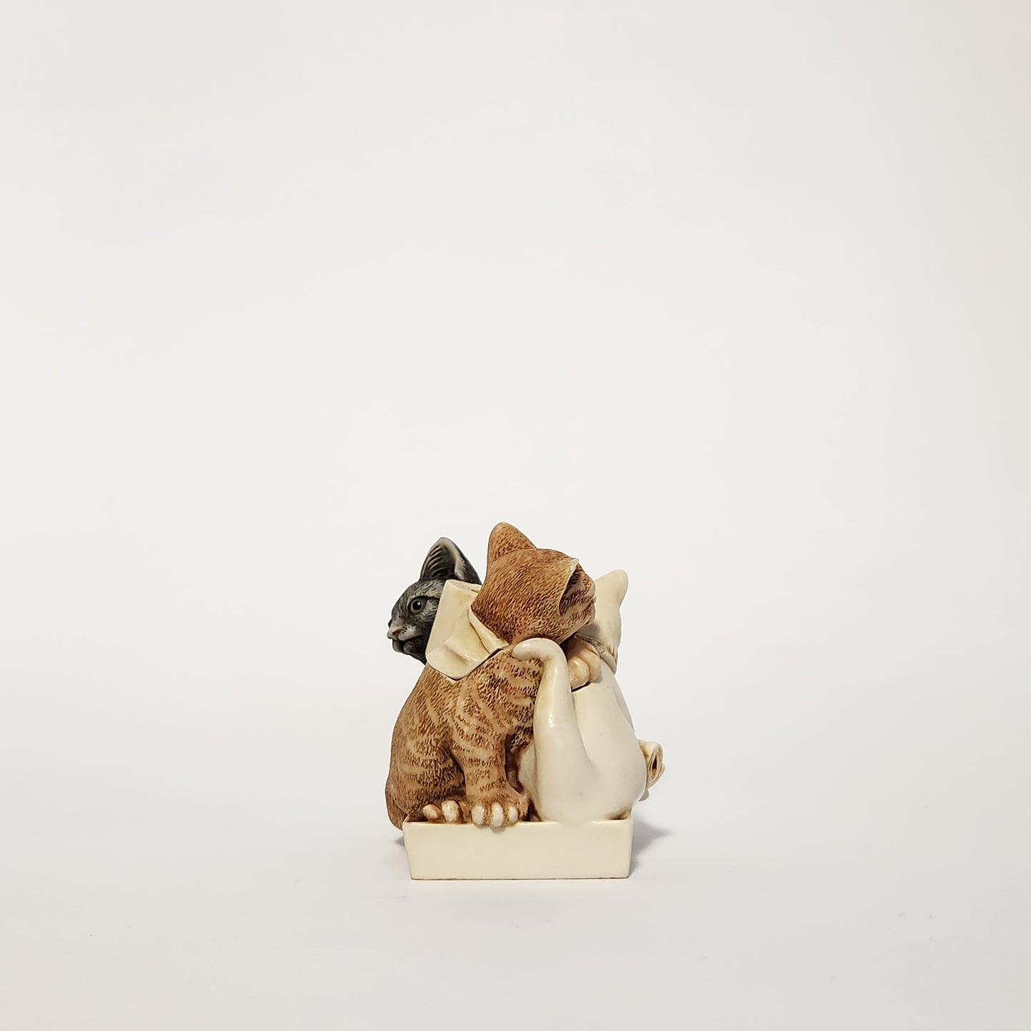 Harmony Kingdom - Peter Calvesbert - Powder Room Trinket Box 2001
