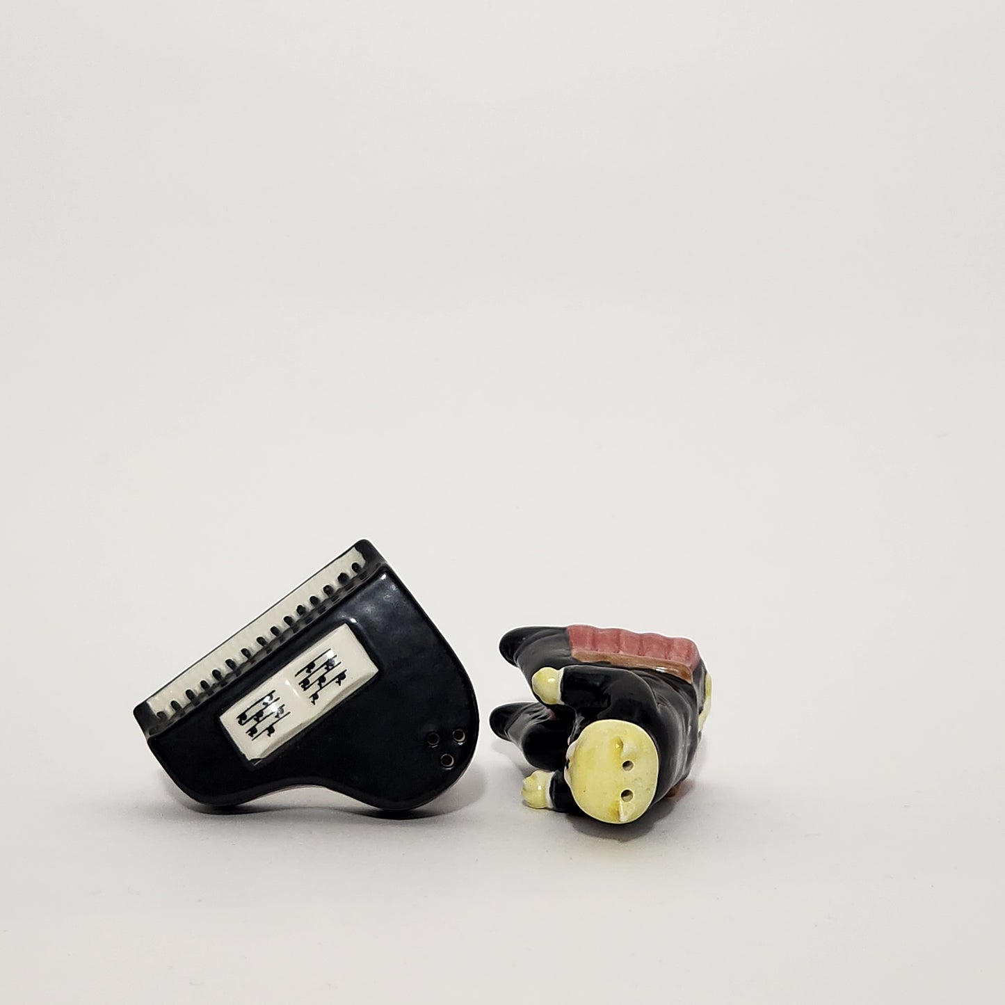Cardinal Inc - Cat Playing Piano Salt & Pepper Shakers