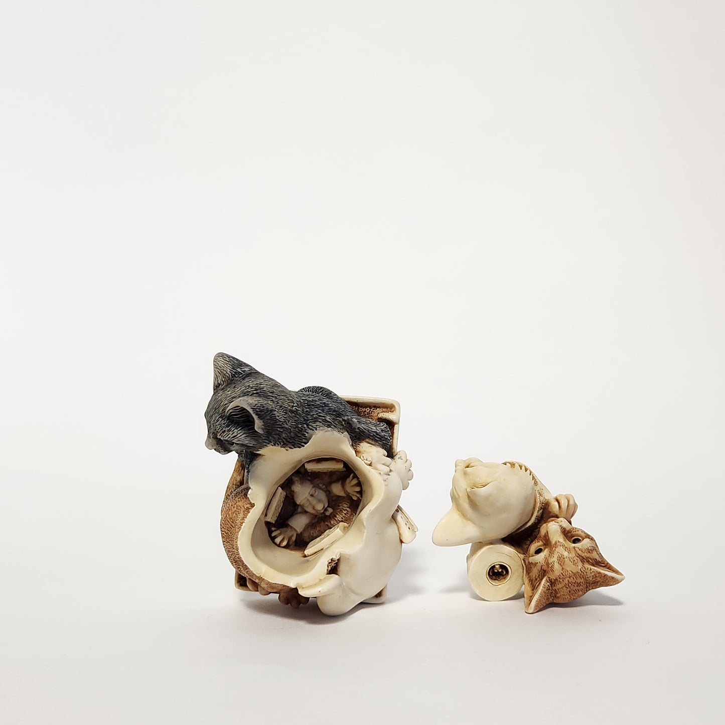 Harmony Kingdom - Peter Calvesbert - Powder Room Trinket Box 2001