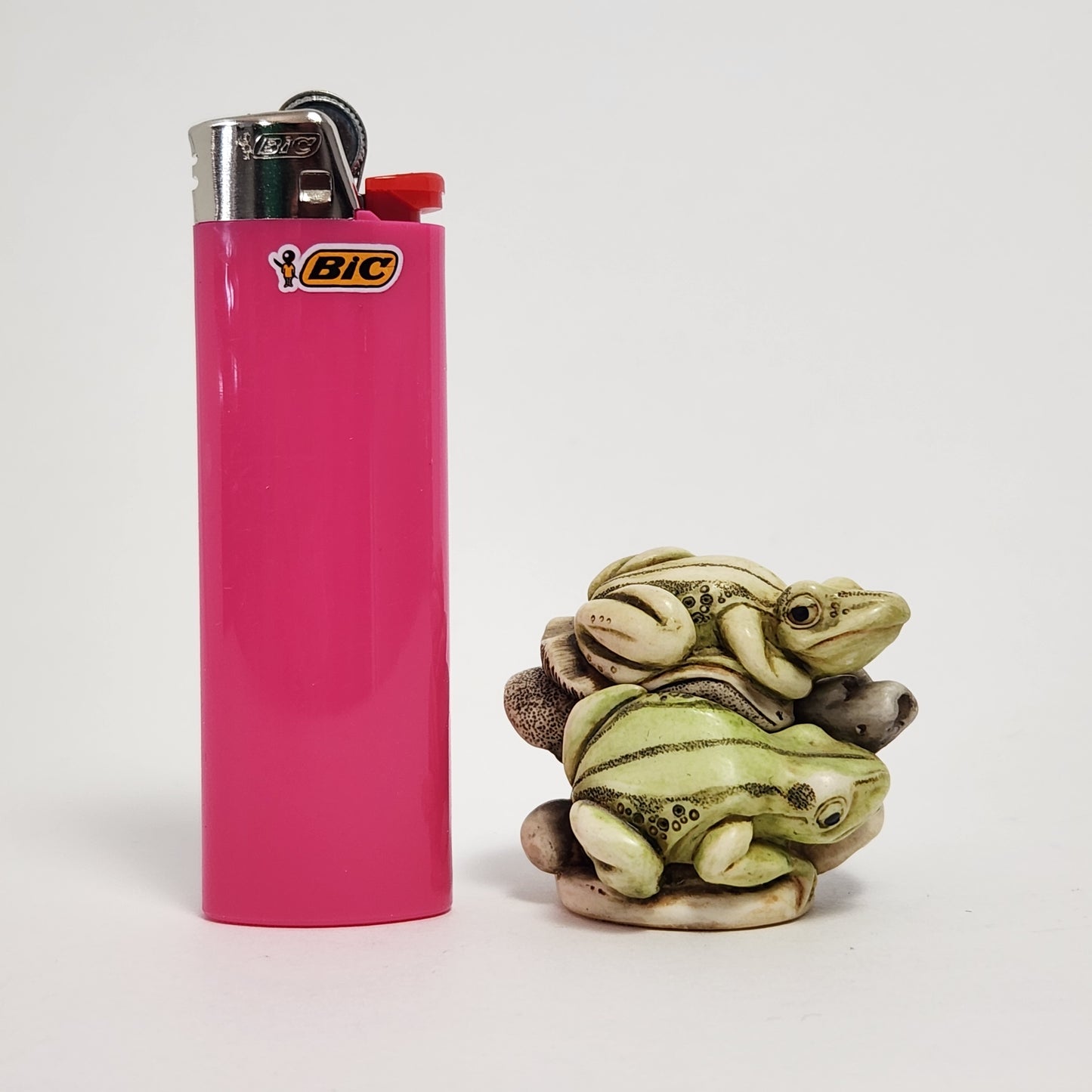 Harmony Kingdom - Sherman Drackett - Lover's Leap Frog Trinket Box 2000