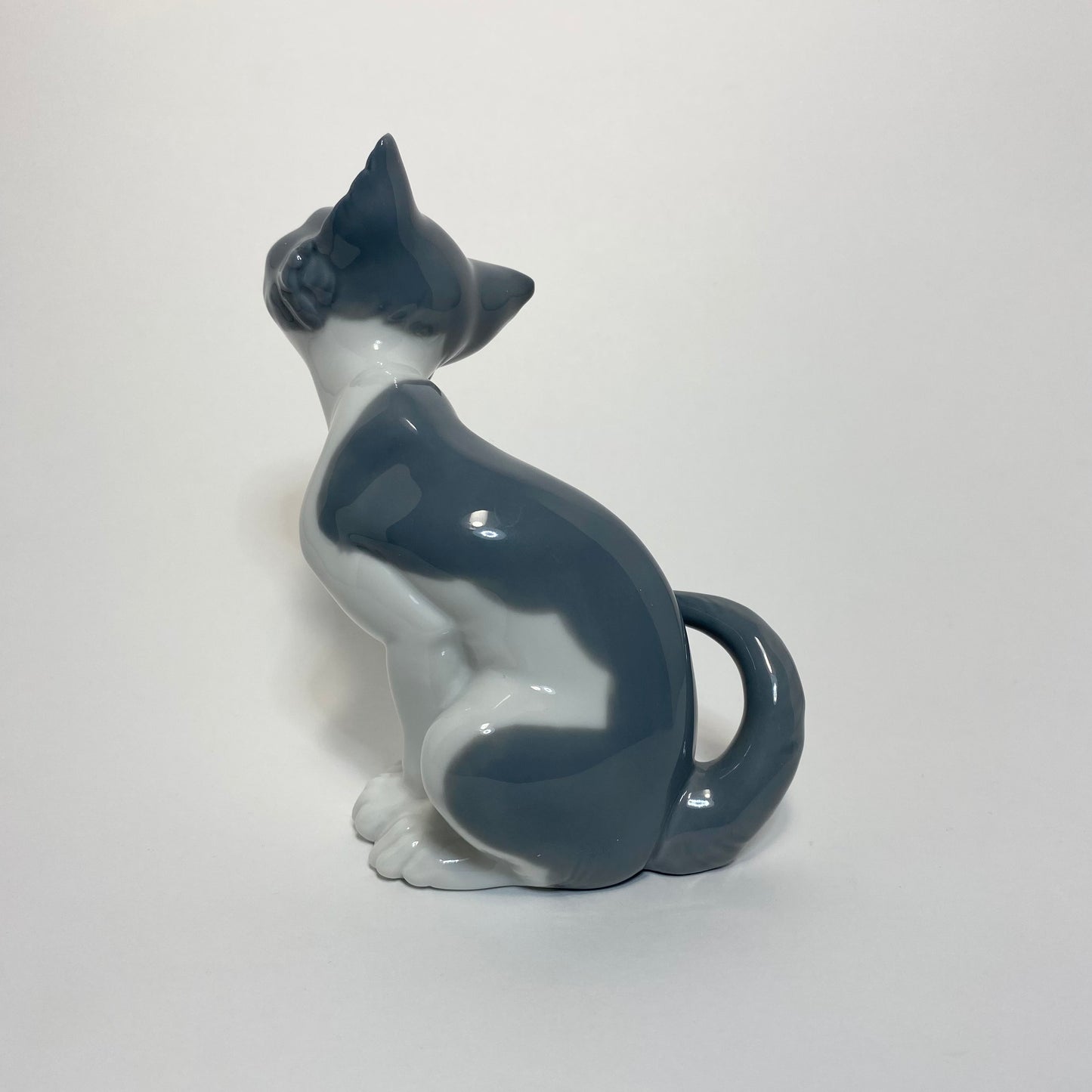 Lladro - Expectant Cat Porcelain Figurine 1982