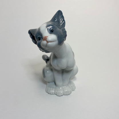 Lladro - Expectant Cat Porcelain Figurine 1982