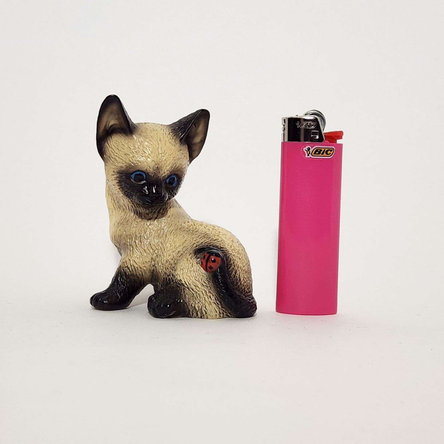 House of Global Art - Harvey Knox Kingdom - Siamese Cat with Ladybug Figurine 1983