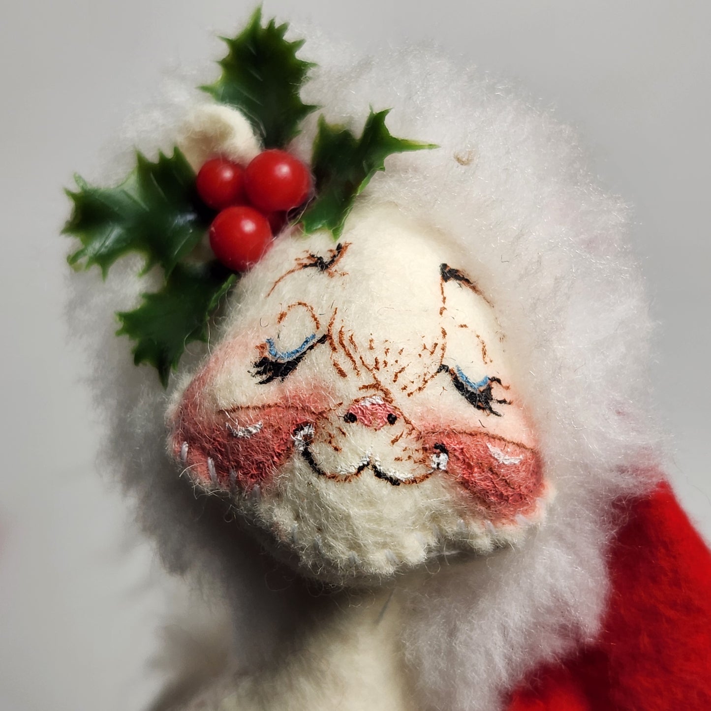 Annalee Mobilitee Dolls - White Cat Doll with Santa Hat 1998