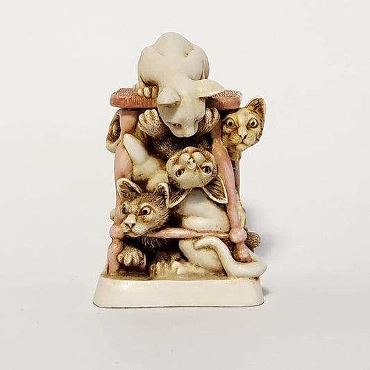 Harmony Kingdom - Peter Calvesbert - Tony's Tabbies Trinket Box 1997