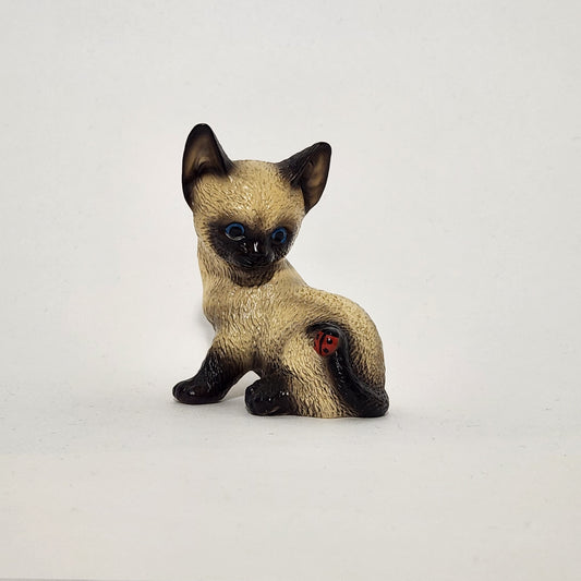 House of Global Art - Harvey Knox Kingdom - Siamese Cat with Ladybug Figurine 1983