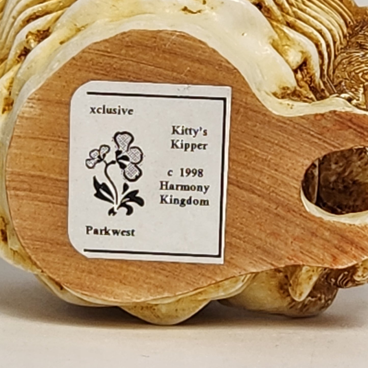 Harmony Kingdom - David Lawrence - Kitty's Kipper Trinket Box 1998