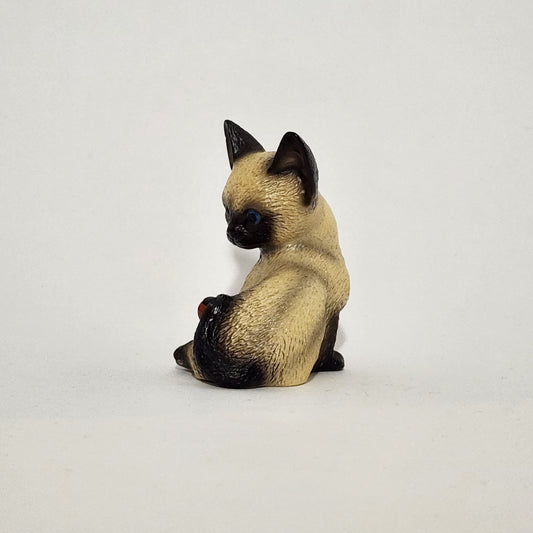House of Global Art - Harvey Knox Kingdom - Siamese Cat with Ladybug Figurine 1983